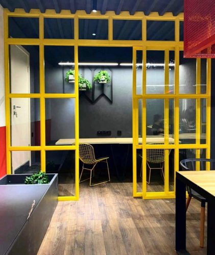 Жёлтая перегородка в стиле лофт для офиса